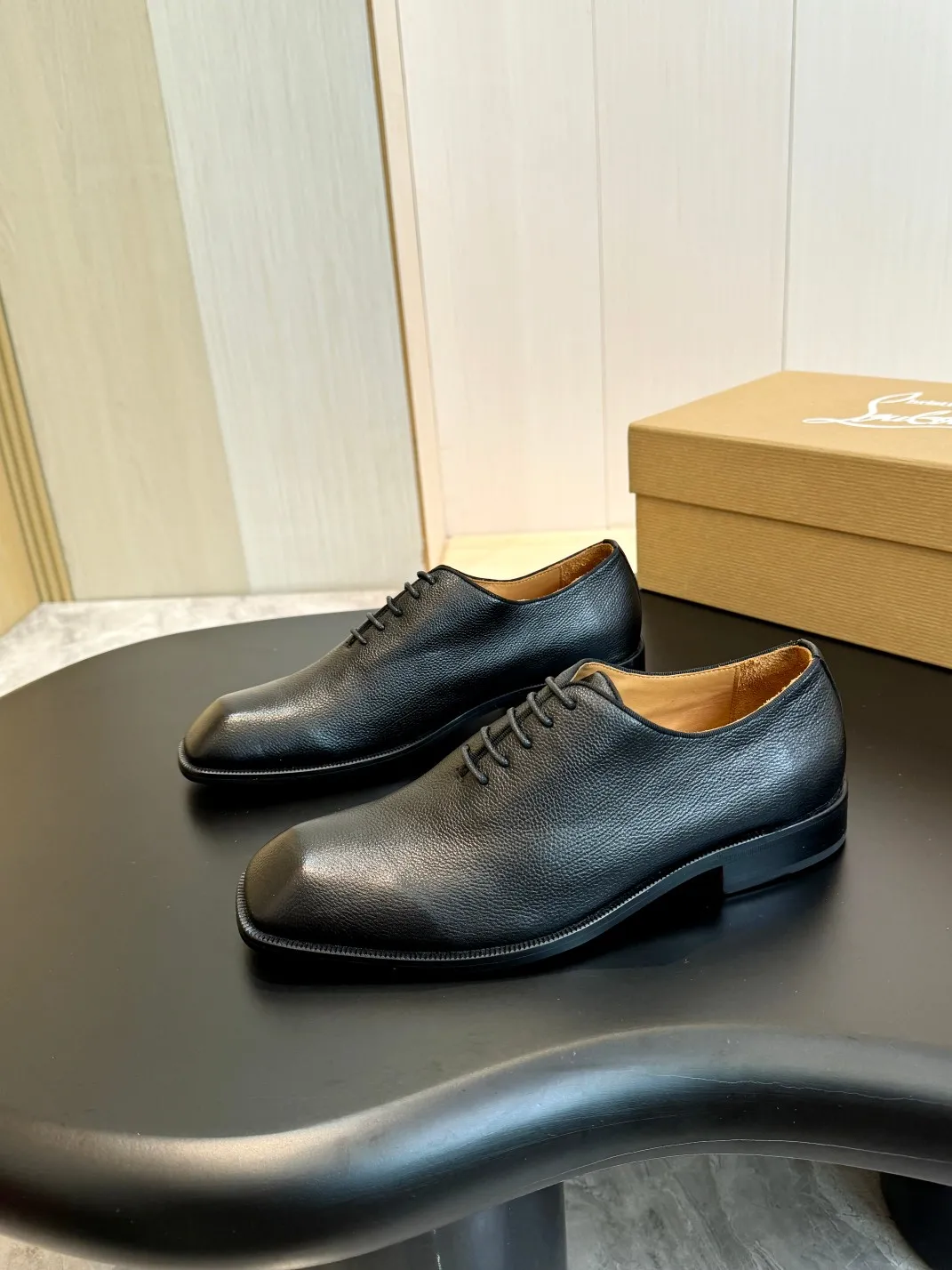 💰960 Christia*.Loubouti* high-end men's business formal leather shoes, original genuine cowhide red sole, imported Italian cowhide outsole, first-layer cowhide, water-dyed cowhide lining, high-end luxury. Size: 39-44 (customized at 38.45.46)✅